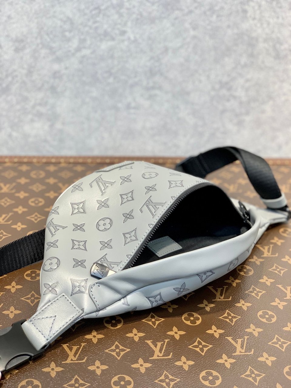 Louis Vuitton Discovery Bumbag Grey 26Cm For Men view 4