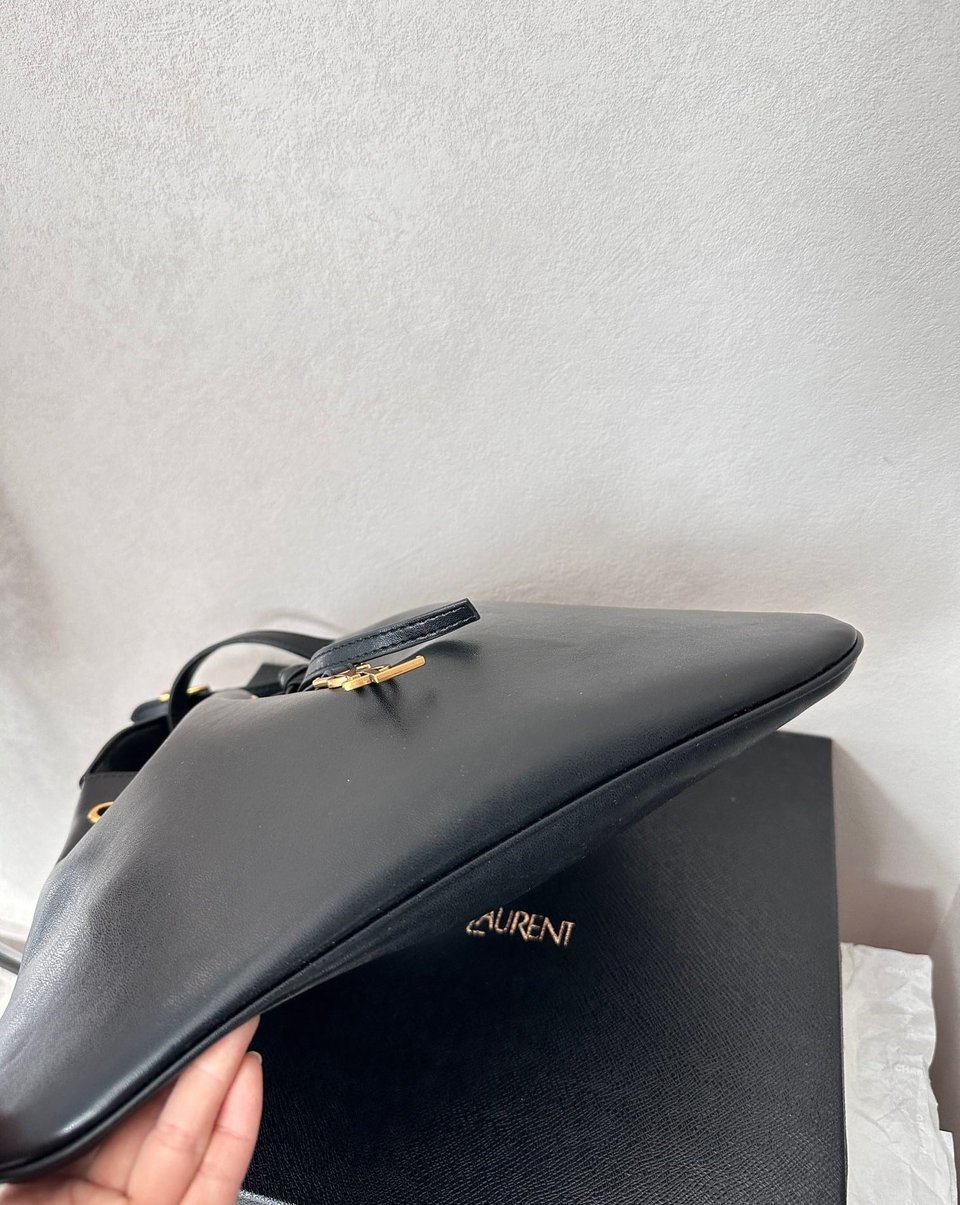 Saint Laurent Paris Vii Medium Flat Hobo Bag In Smooth Leather Black 28Cm view 8