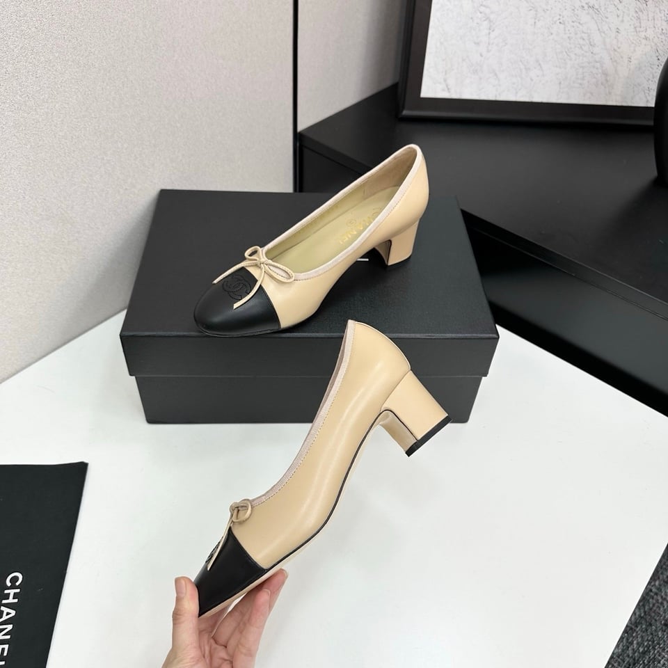 Chanel CC Cap Toe Mid Heel Pumps Beige/Black – Heel 4.5cm view 6