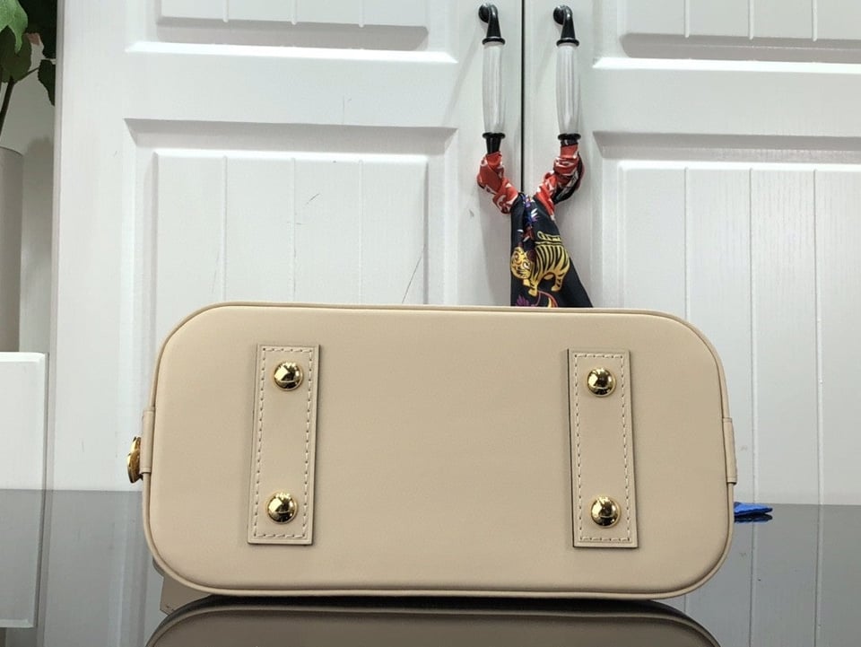 Louis Vuitton Damier Azur Alma Bb 23Cm view 4