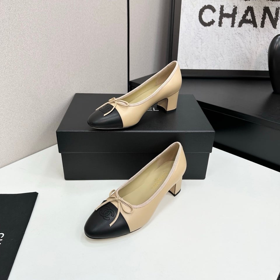 Chanel CC Cap Toe Mid Heel Pumps Beige/Black – Heel 4.5cm view 5