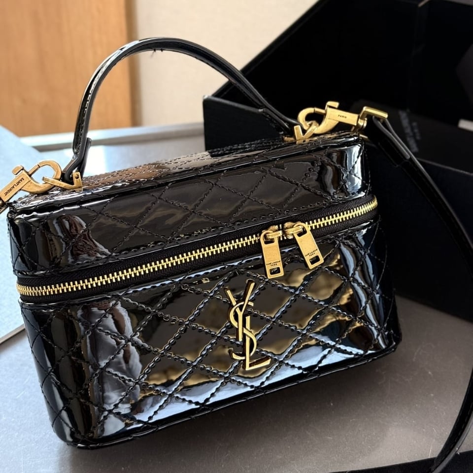 Saint Laurent Gany Vanity Bag In Patent Leather Black 19Cm view 3