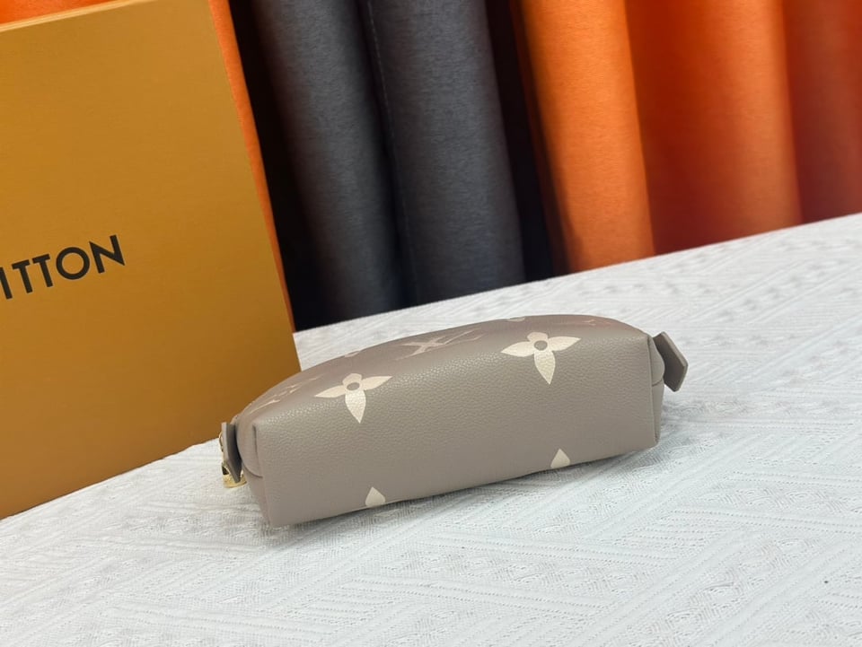 Louis Vuitton Cosmetic Pouch Pm Creme 17Cm M45951 view 6