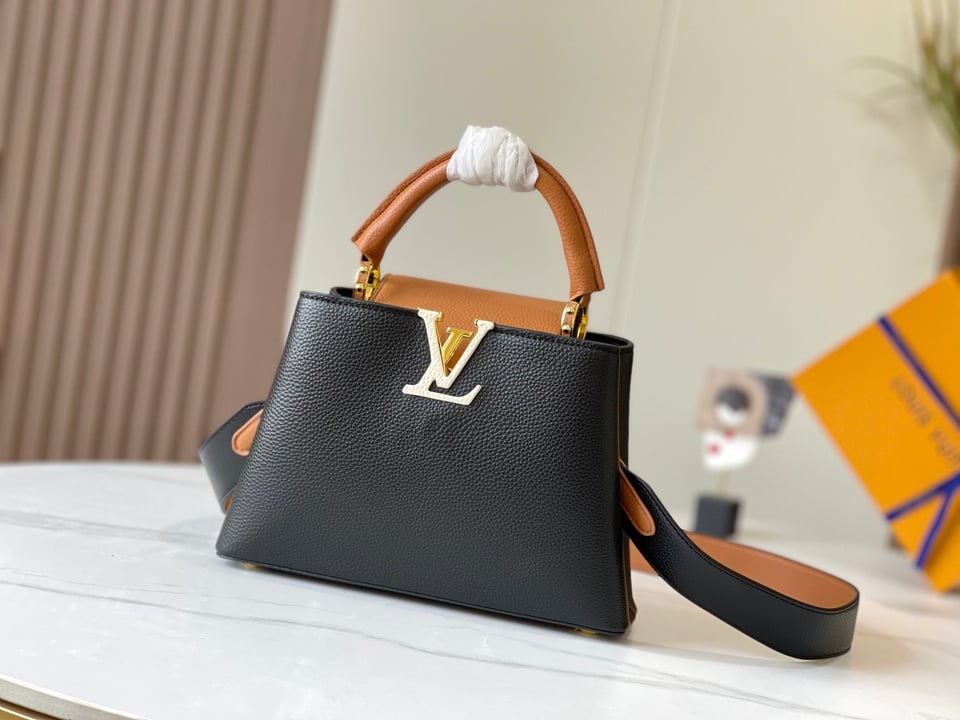 Louis Vuitton Capucines Mm 31Cm view 3