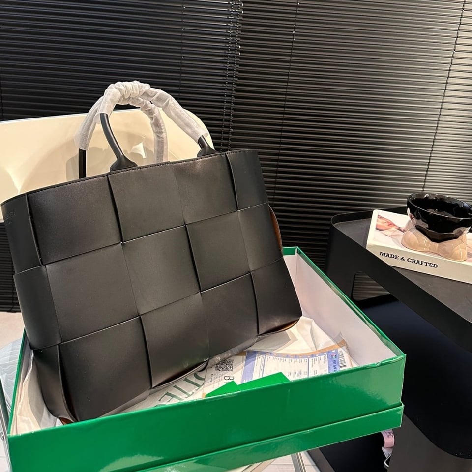 Bottega Veneta Arco Tote Black 37Cm view 3