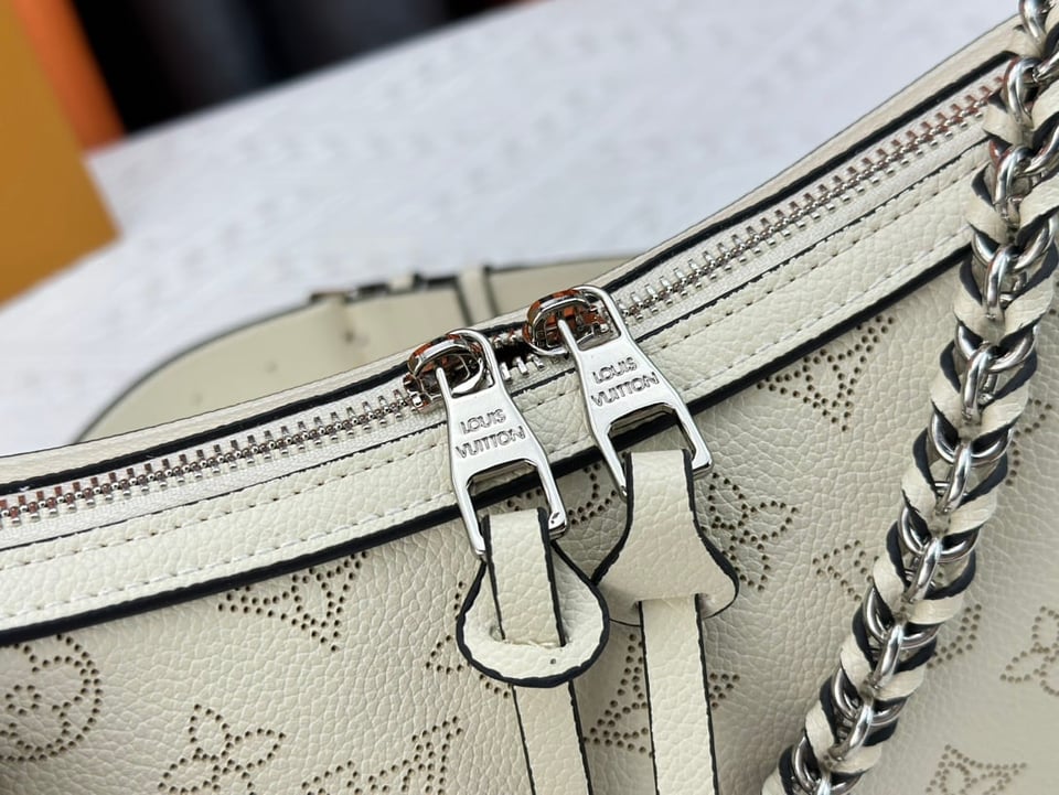 Louis Vuitton Hand It All Pm Creme 29Cm M24114 view 4