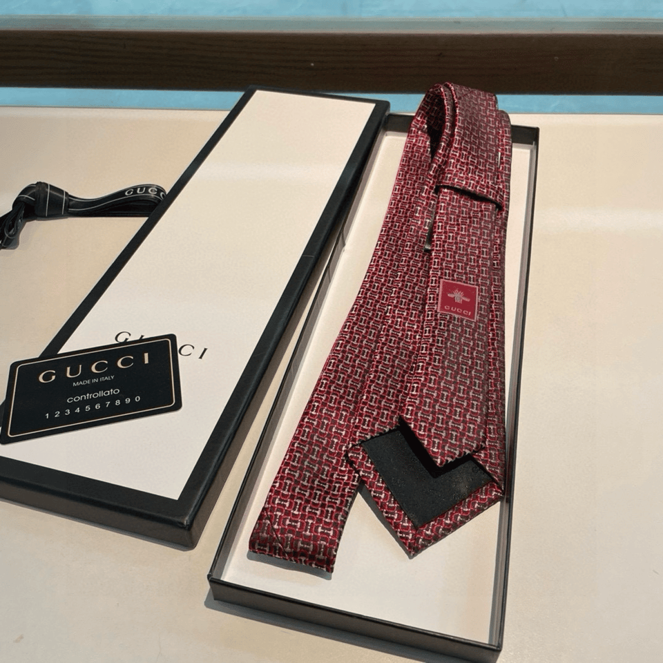 Gucci Crimson Interlock Silk Tie For Men view 4