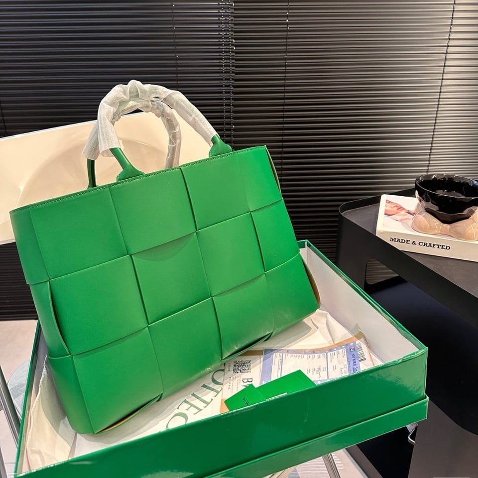 Bottega Veneta Arco Tote 37Cm view 3