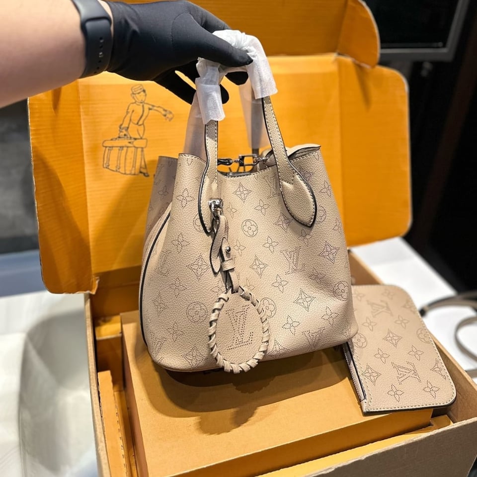 Louis Vuitton Blossom Mahina Calfskin Bag Beige 21Cm view 10