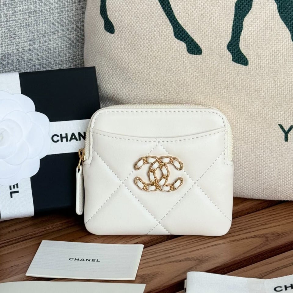 Chanel 19 Zipped Coin Purse 11Cm White Lambskin Gold Hardware view 2