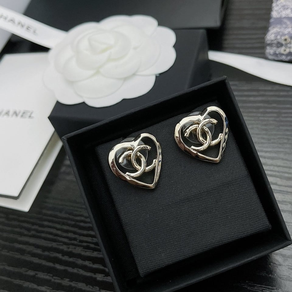Chanel Metal Cc Heart Coco In Love Earrings Gold view 4