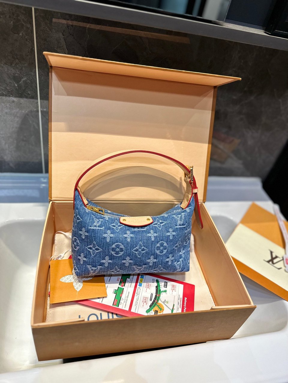 Louis Vuitton Hills Pochette Denim Blue 24Cm M82949 view 10