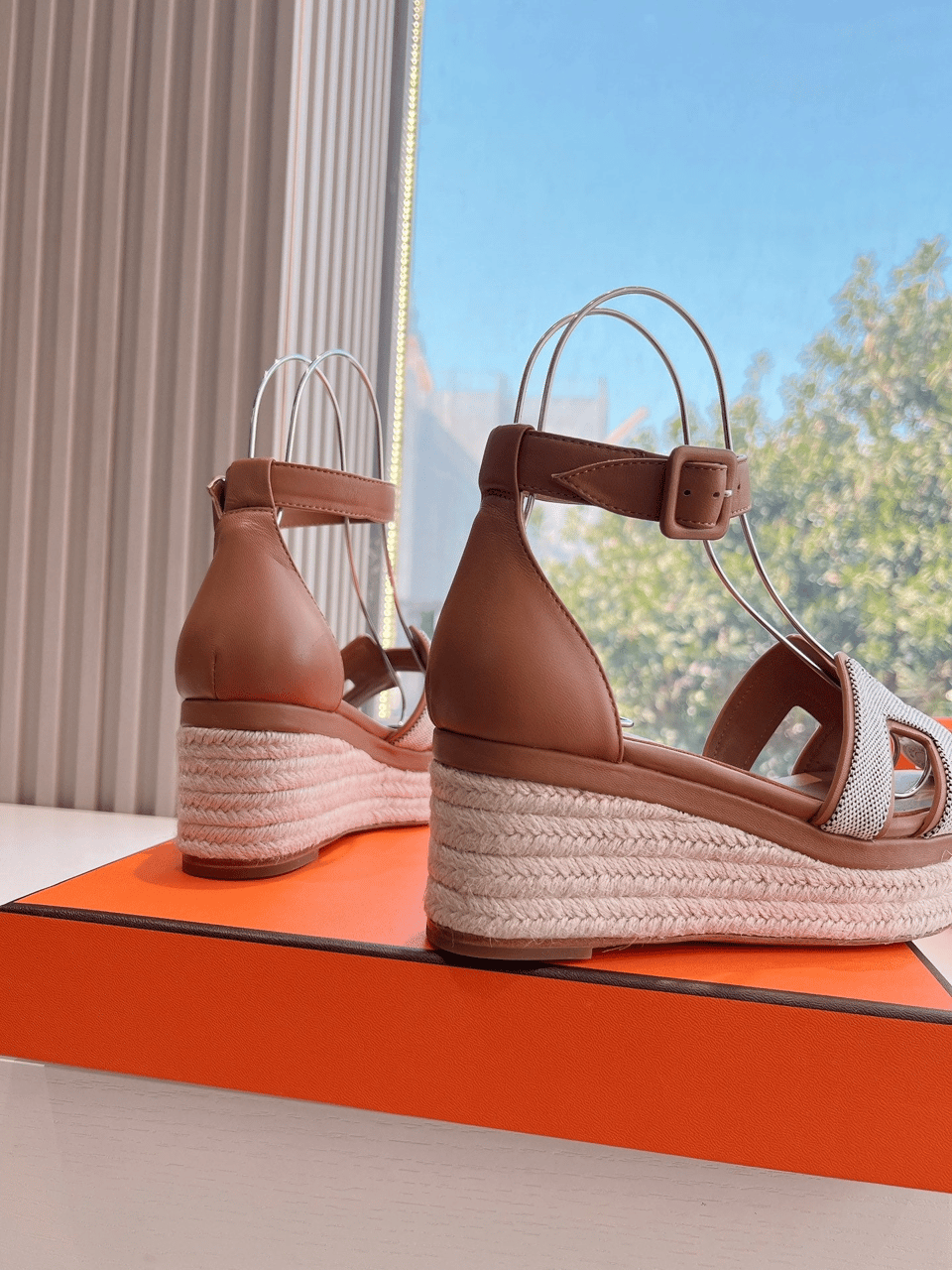 Hermès Elda Espadrille in White Fabric and Bronze Brown Calfskin view 5