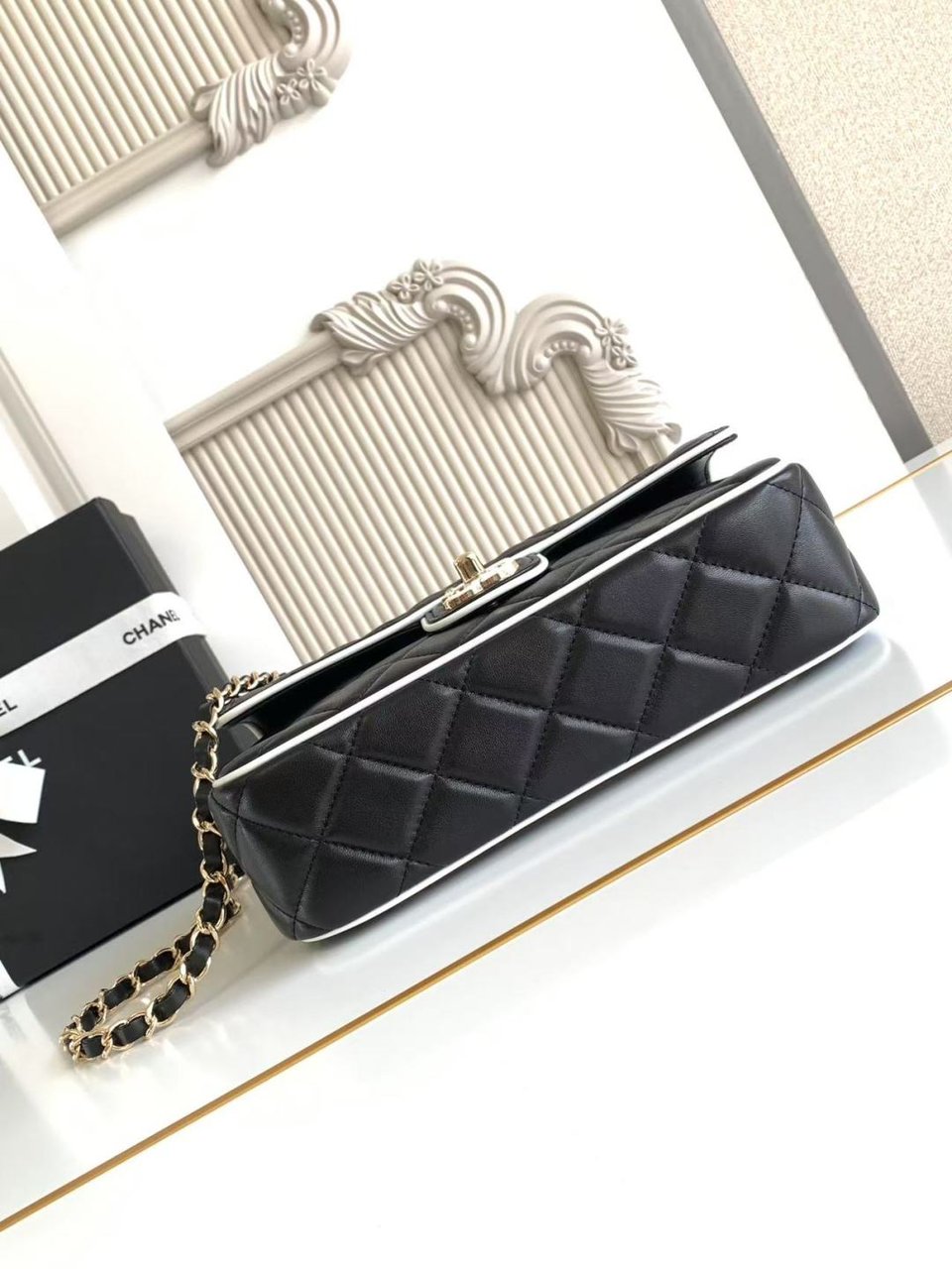 Chanel Small Graphic Frame Flap Bag Black 23cm view 11