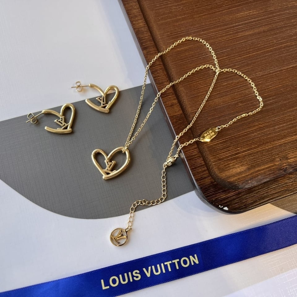 Louis Vuitton Fall In Love Necklace Gold M00465 view 4