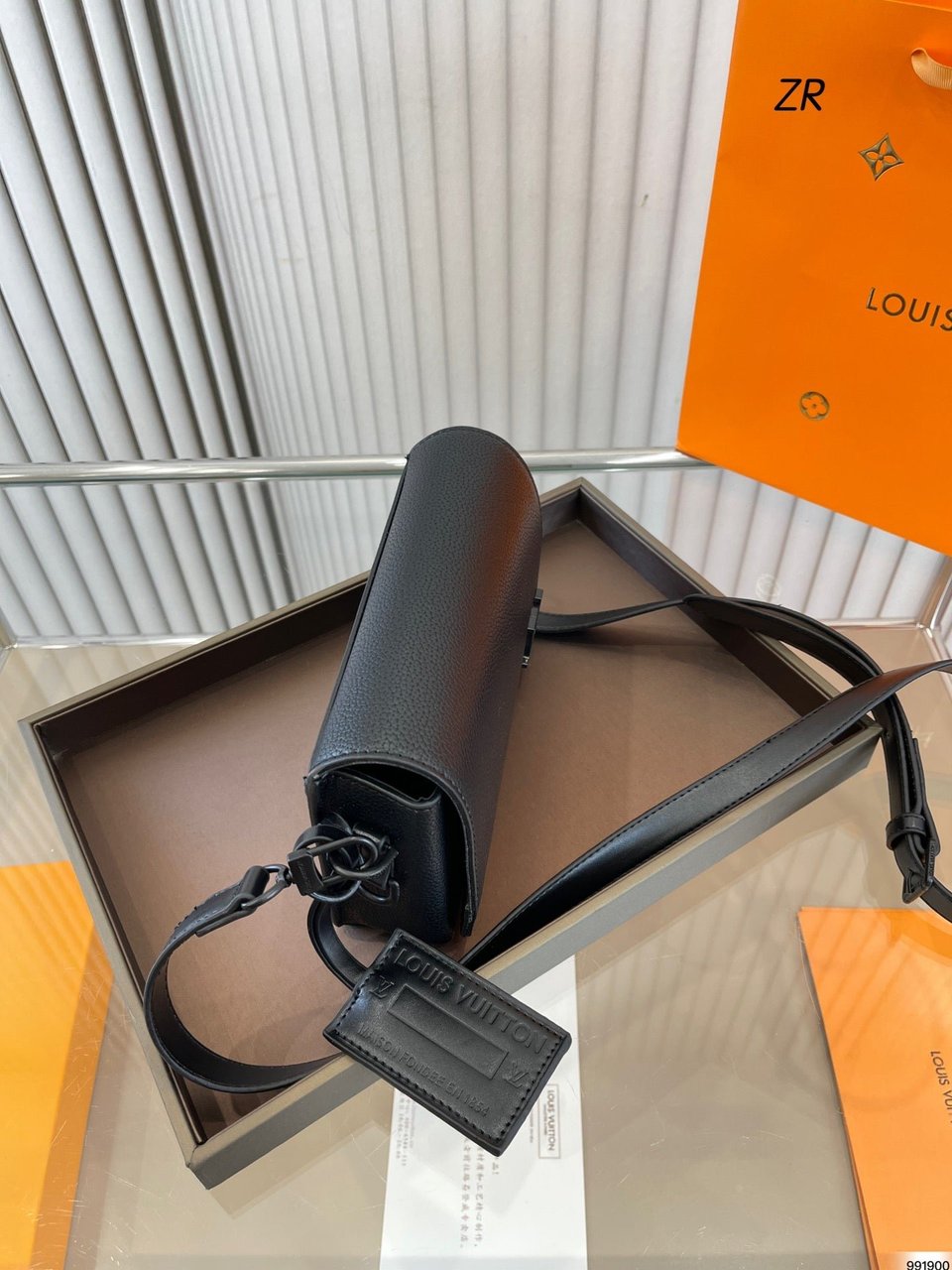 Louis Vuitton Aerogram Messenger Bag Black 20Cm M57080 view 9