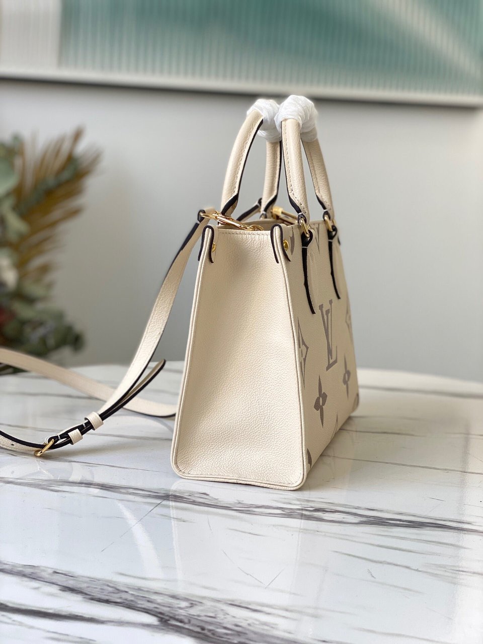 Louis Vuitton Empreinte Onthego Pm White 25Cm M45654 view 4