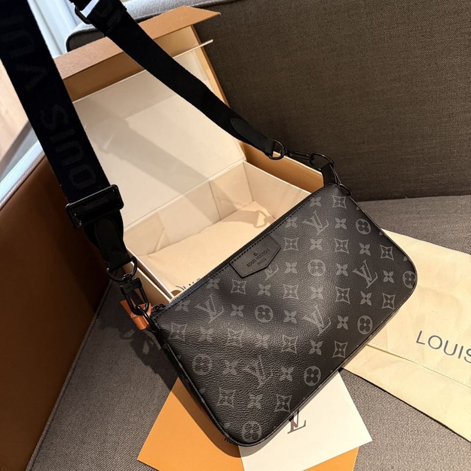 Louis Vuitton Pochette Accessoire Bag Black 24Cm view 3