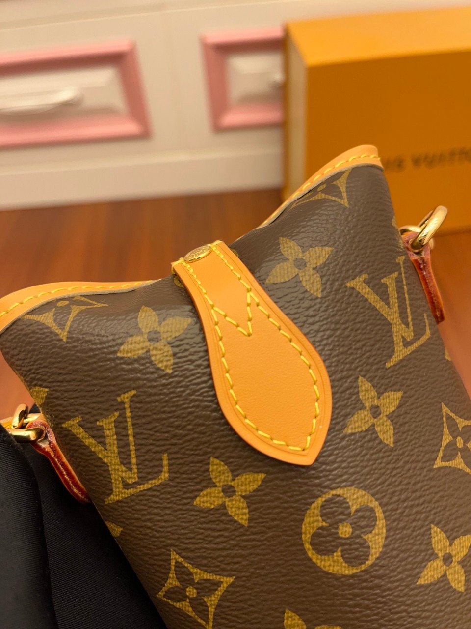 Louis Vuitton Fold Me Pouch 18Cm view 4