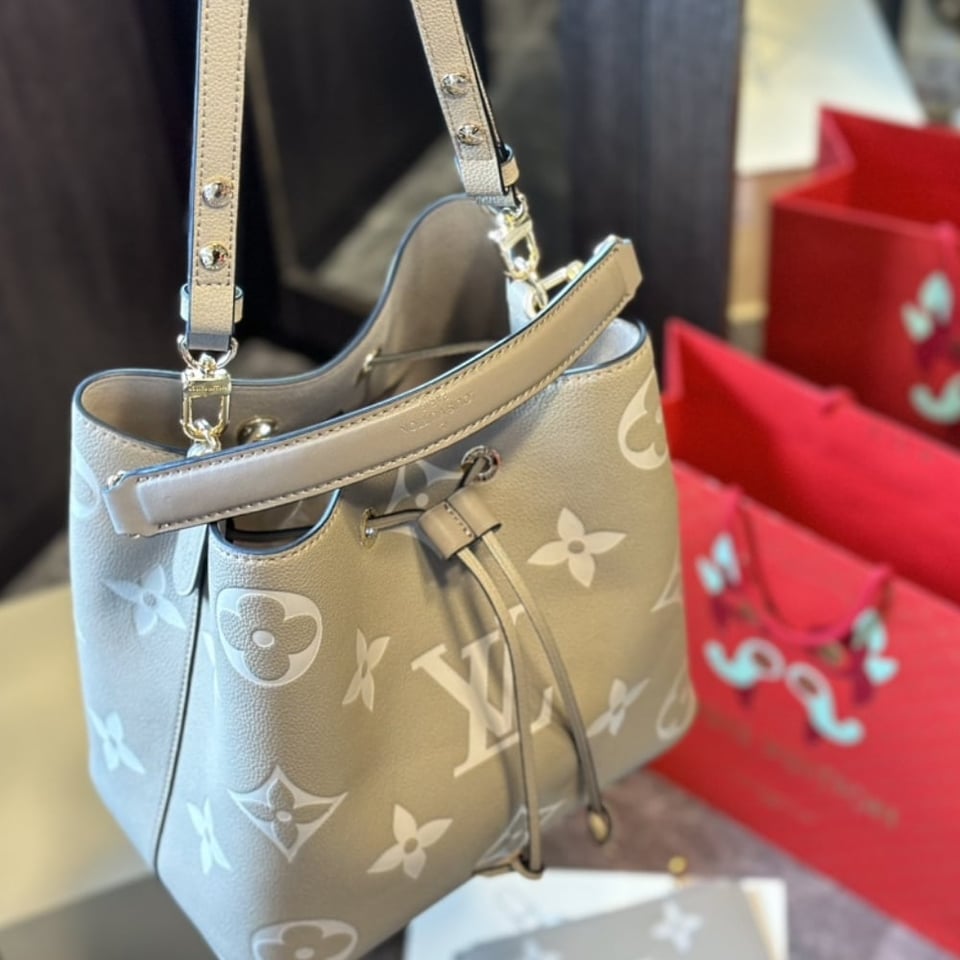 Louis Vuitton N Ono Mm Cream 25Cm M45555 view 6