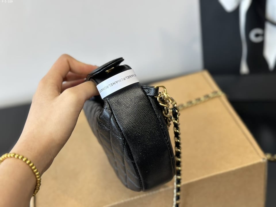 Chanel Pouch Grained Shiny Calfskin Black 17Cm/6.7in Ap3943 B16288 94305 view 7