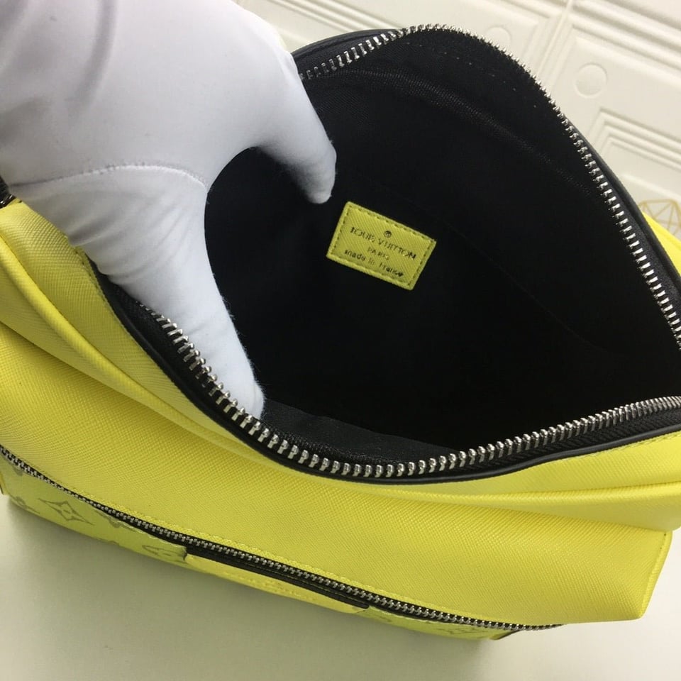 Louis Vuitton Outdoor Messenger Yellow 29Cm view 3