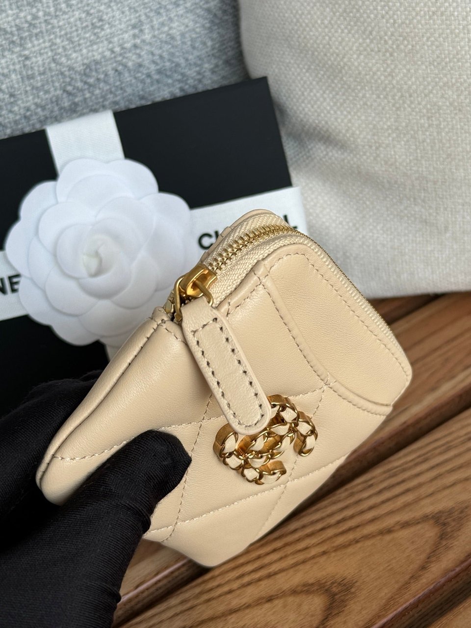 Chanel 19 Zipped Coin Purse 11Cm Cream Lambskin Gold Hardware view 10