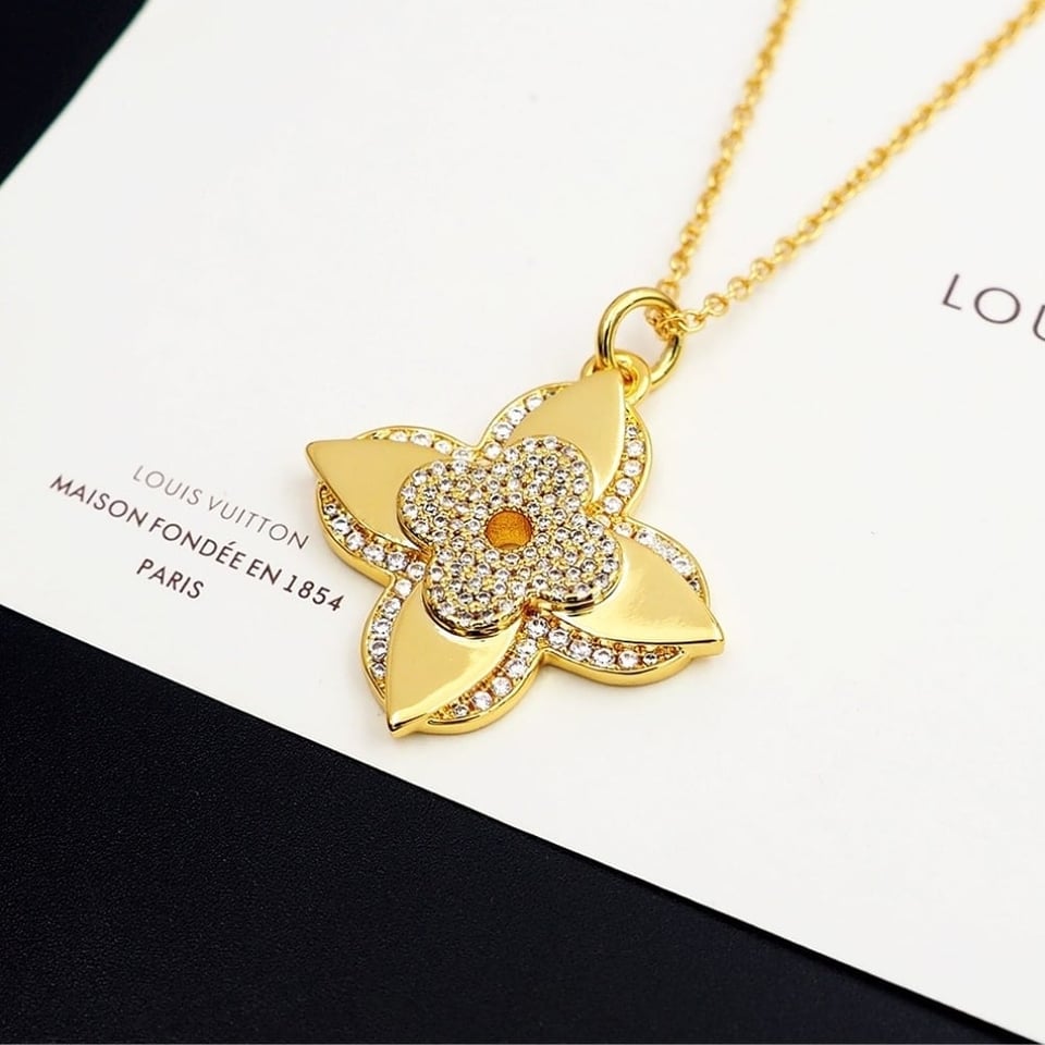 Louis Vuitton Lv Medaillon Necklace Gold M02001 view 7