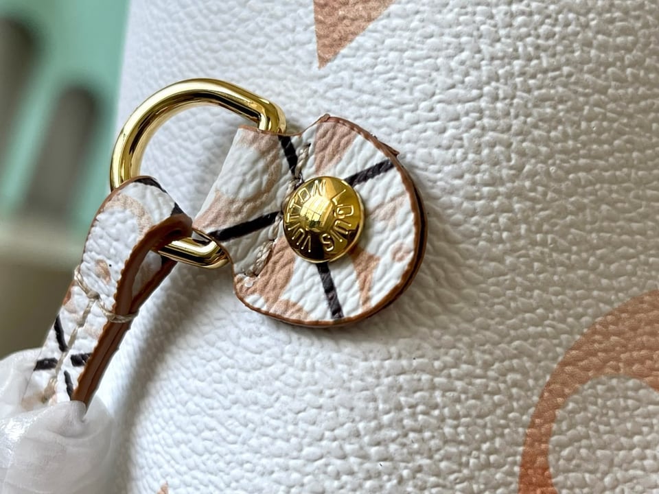 Louis Vuitton M22978 Neverfull MM Beige Monogram view 5