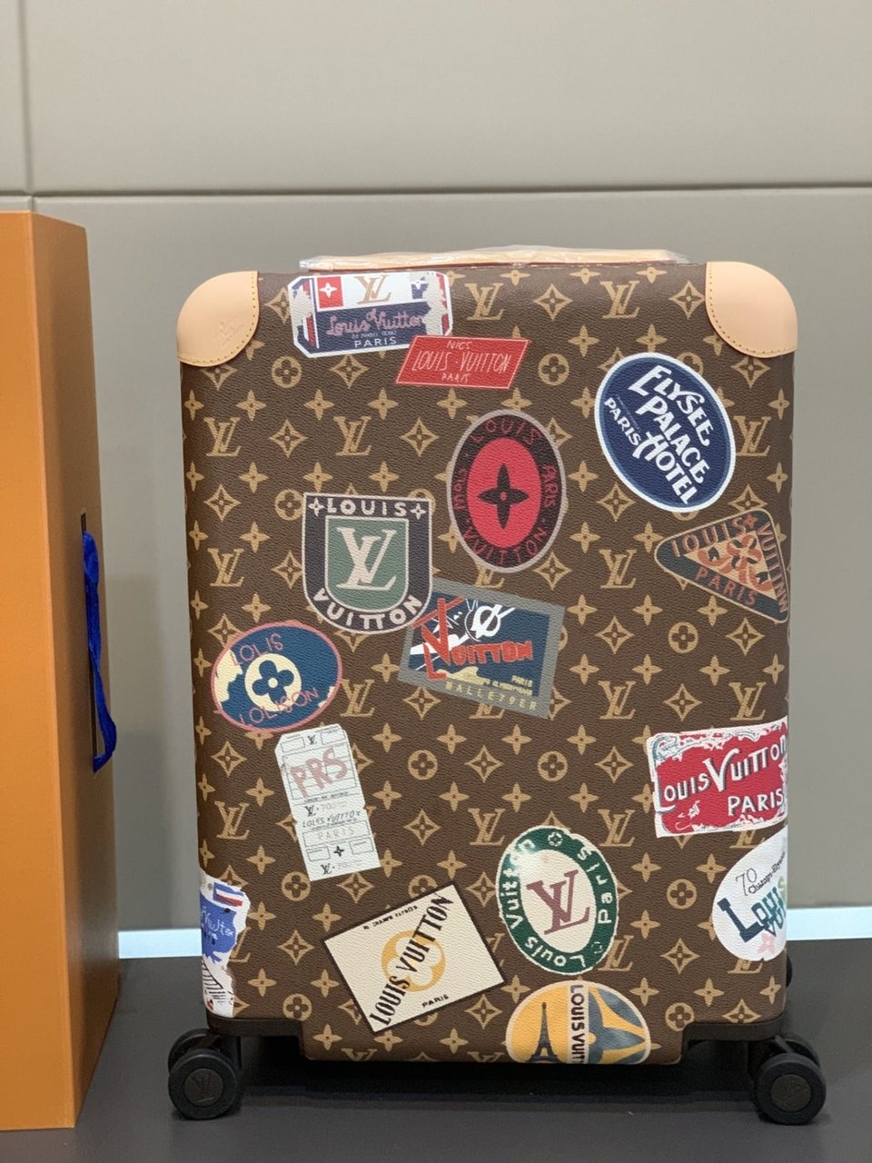 Louis Vuitton Horizon 55 Suitcase Monogram Coated Canvas Sticker Prints 55Cm M24959 view 7