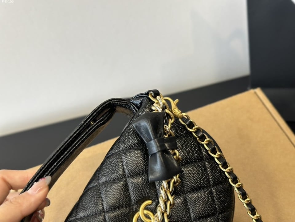 Chanel Pouch Grained Shiny Calfskin Black 17Cm/6.7in Ap3943 B16288 94305 view 5