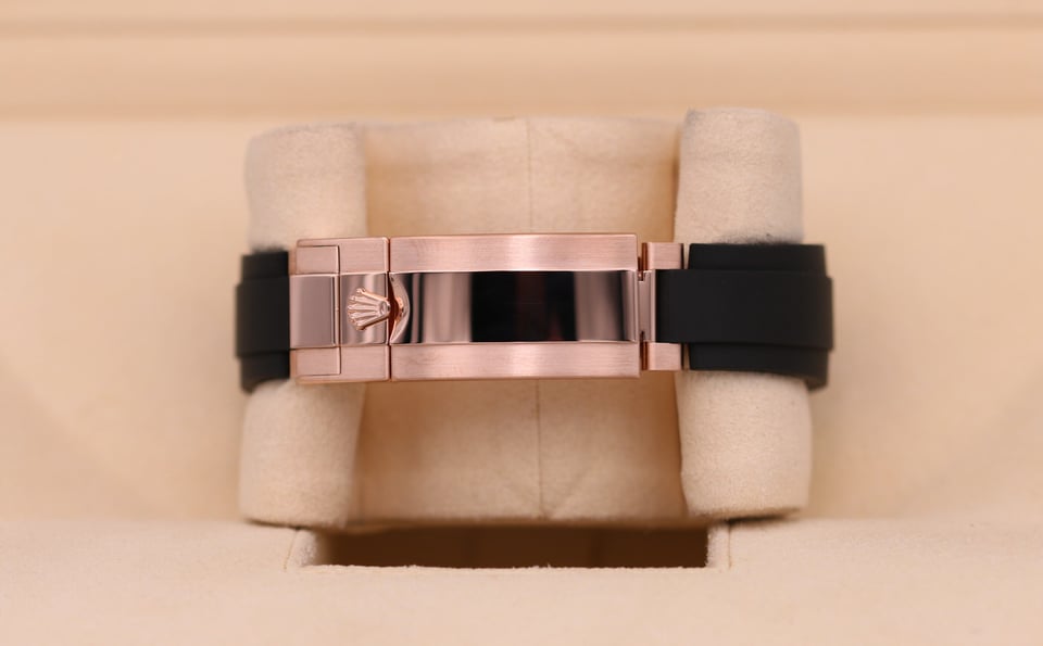 Rolex Daytona 40 mm Sundust Dial in Everose Gold 126515LN view 8