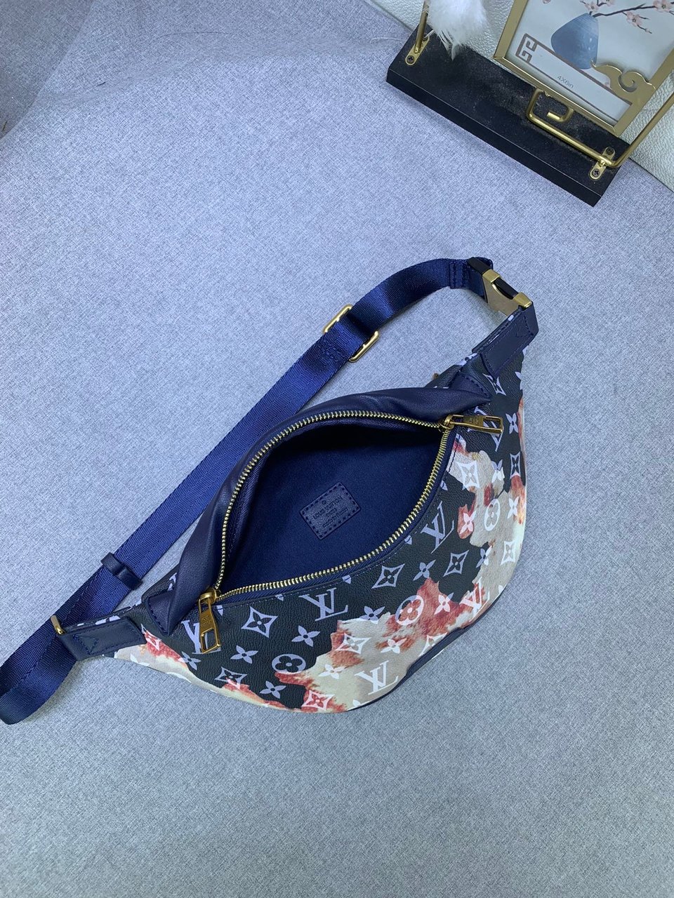 Louis Vuitton Discovery Bumbag Pm Ink Blue 44Cm M23905 view 3