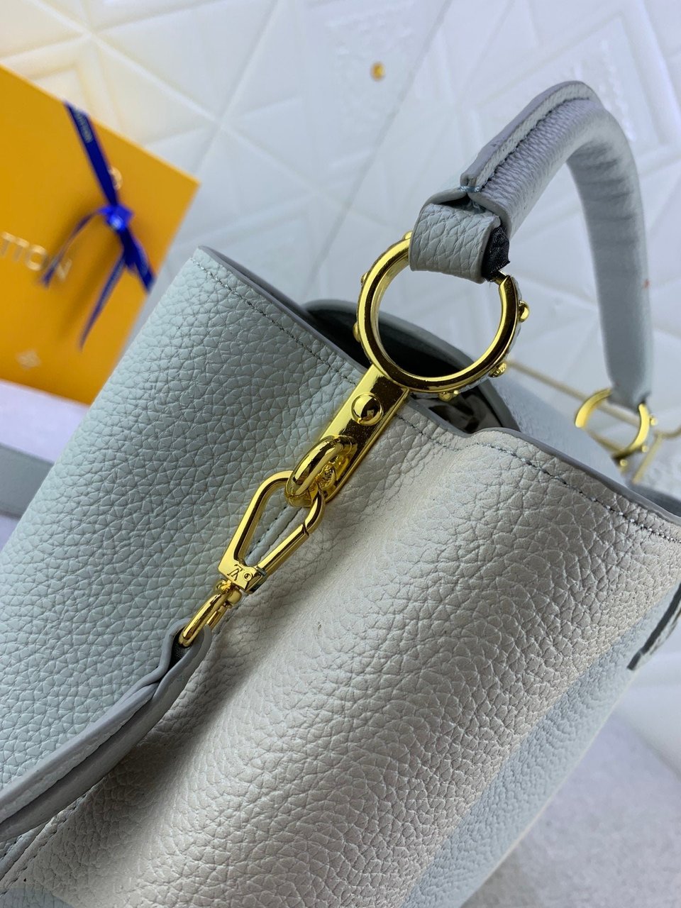 Louis Vuitton Capucines Ice Age White 31.5Cm view 10