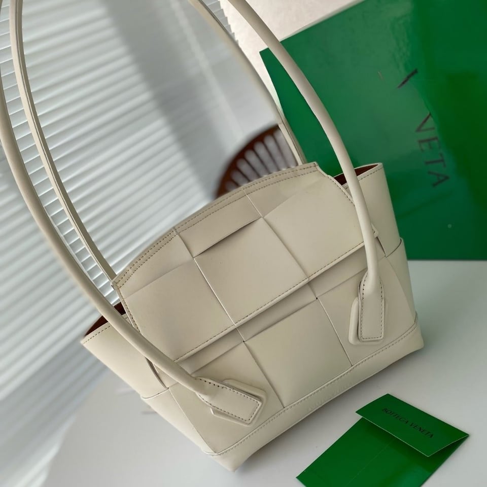 Bottega Veneta Arco Handbag Leather In White 20Cm view 3