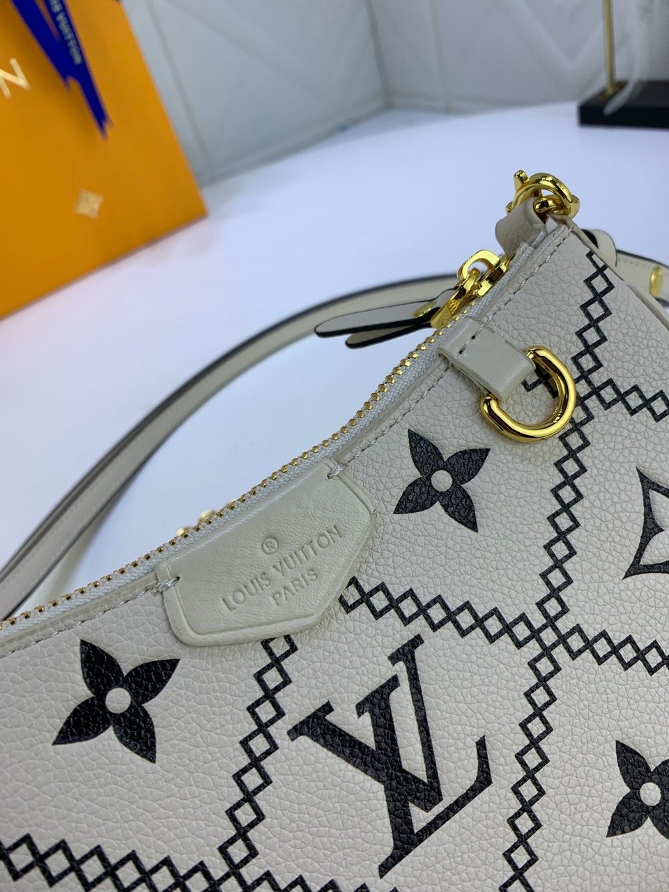 Louis Vuitton Easy Pouch On Strap White 19Cm view 3