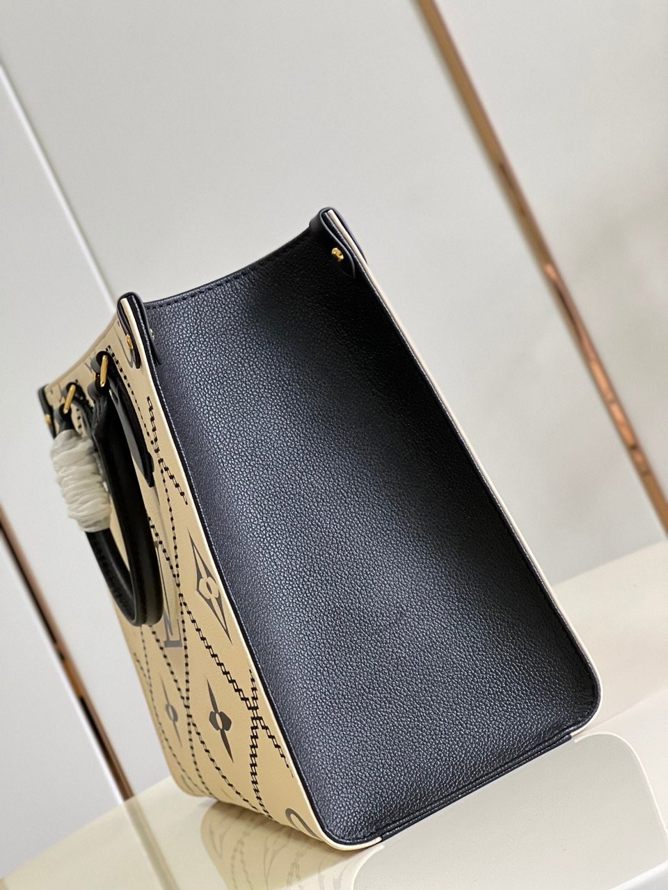 Louis Vuitton Onthego MM Tote Monogram Cream Beige Black 35cm view 7