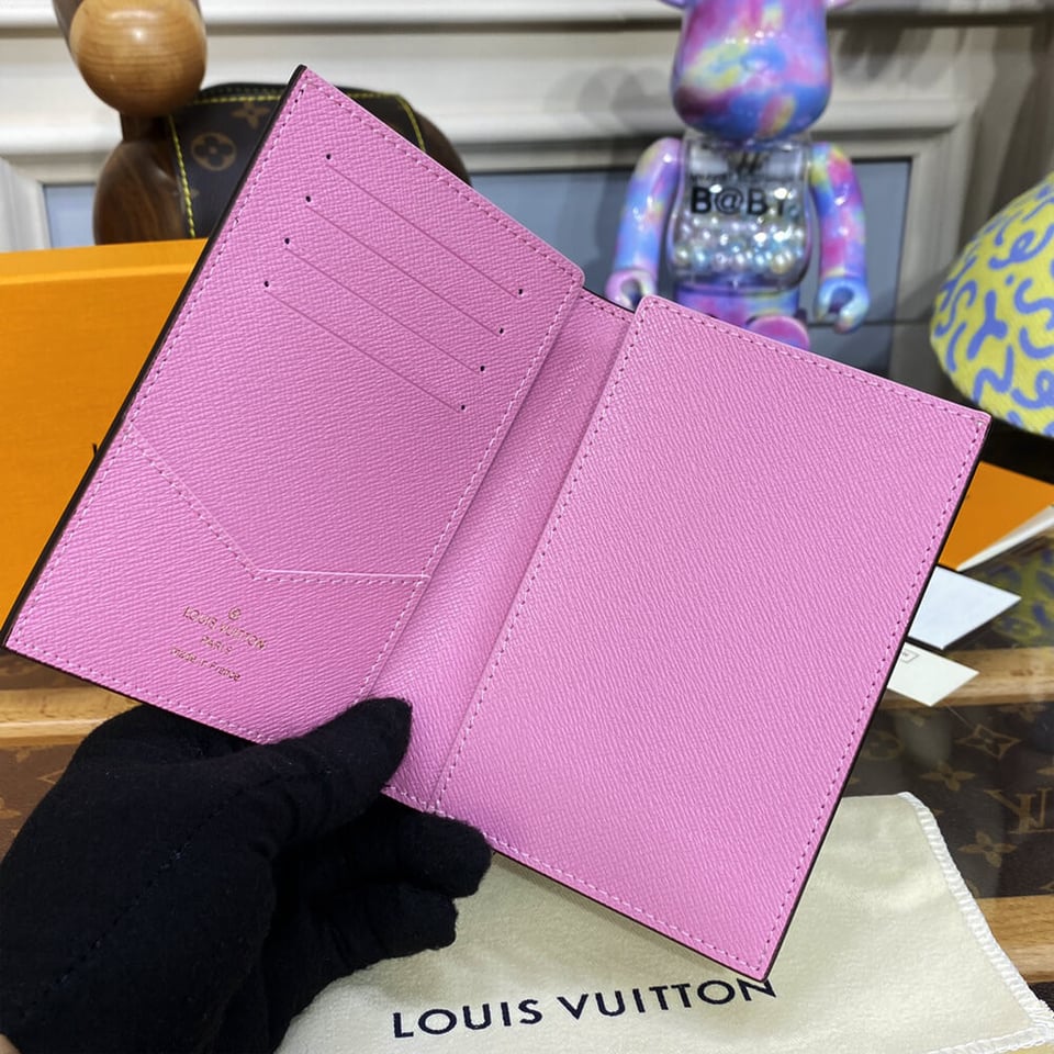 Louis Vuitton Christmas Animation 2022 Passport Cover Pink view 8