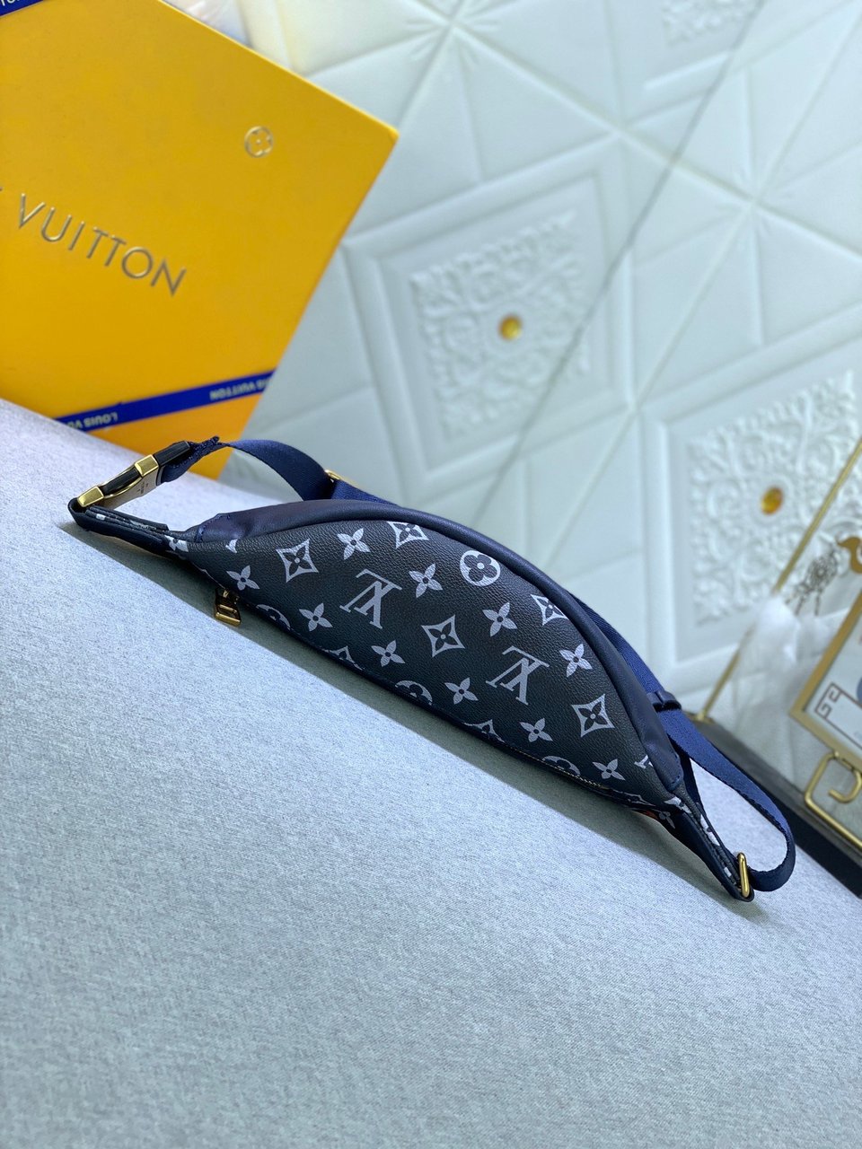 Louis Vuitton Discovery Bumbag Pm Ink Blue 44Cm M23905 view 8