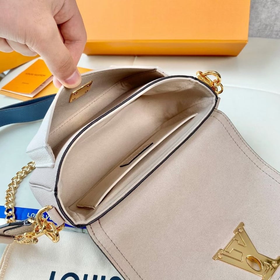 Louis Vuitton Lockme Tender 19Cm Greige M58554 view 11
