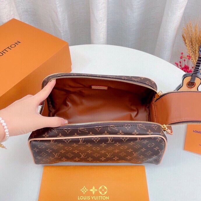 Louis Vuitton Dopp Kit Toilet Pouch Monogram Canvas 27Cm M44494 view 7
