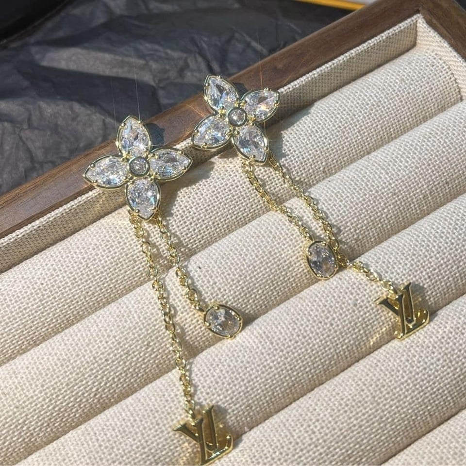 Louis Vuitton Lv Dazzle Earrings M01996 view 4