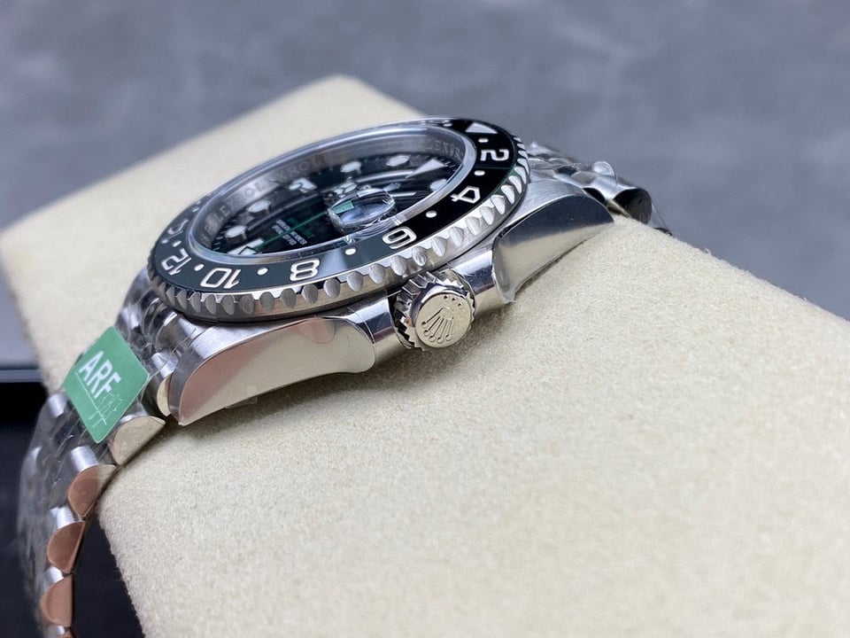 Rolex GMT-Master II 126710GRNR “Bruce Wayne” Jubilee 2024 view 6