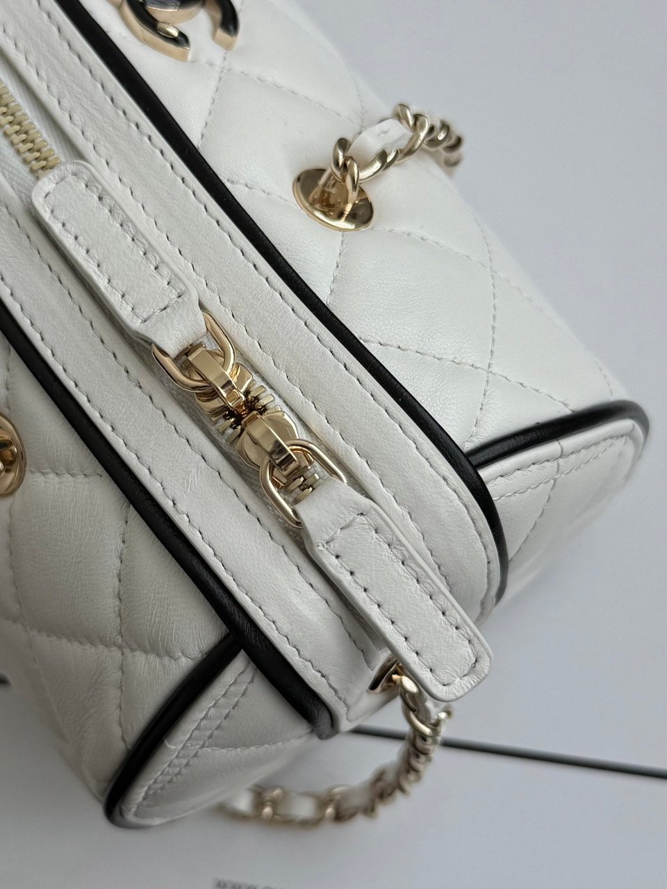 Chanel Spring Summer 2025 Pre-collection Clutch With Chain Lambskin White 18.5cm/ 7.3inches view 4