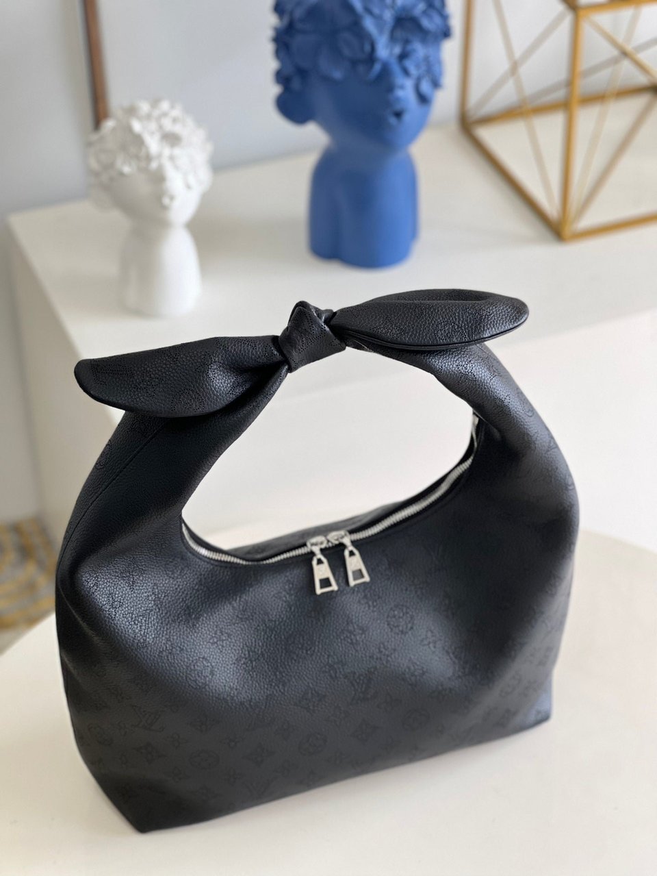 Louis Vuitton Why Knot Mm Black view 9