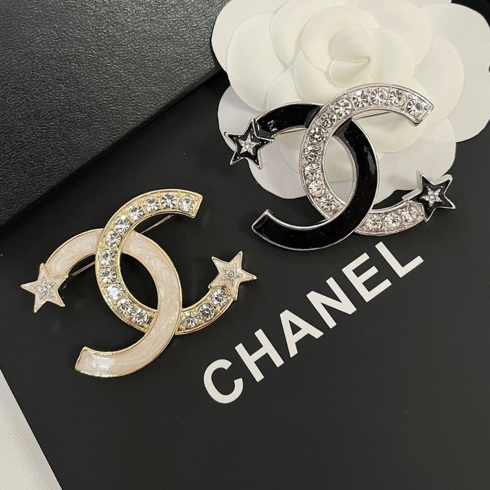 Chanel Cc Brooch Gold With Two Small Stars view 9