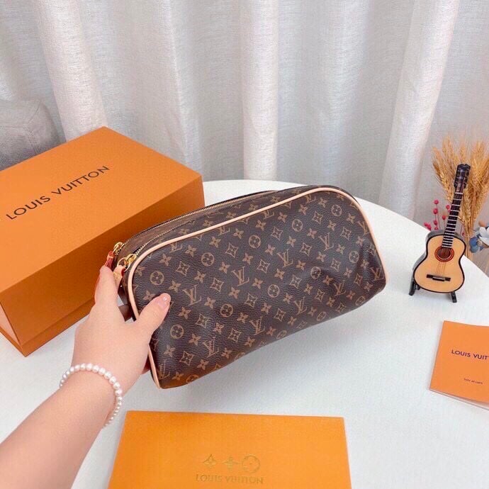 Louis Vuitton Dopp Kit Toilet Pouch Monogram Canvas 27Cm M44494 view 4