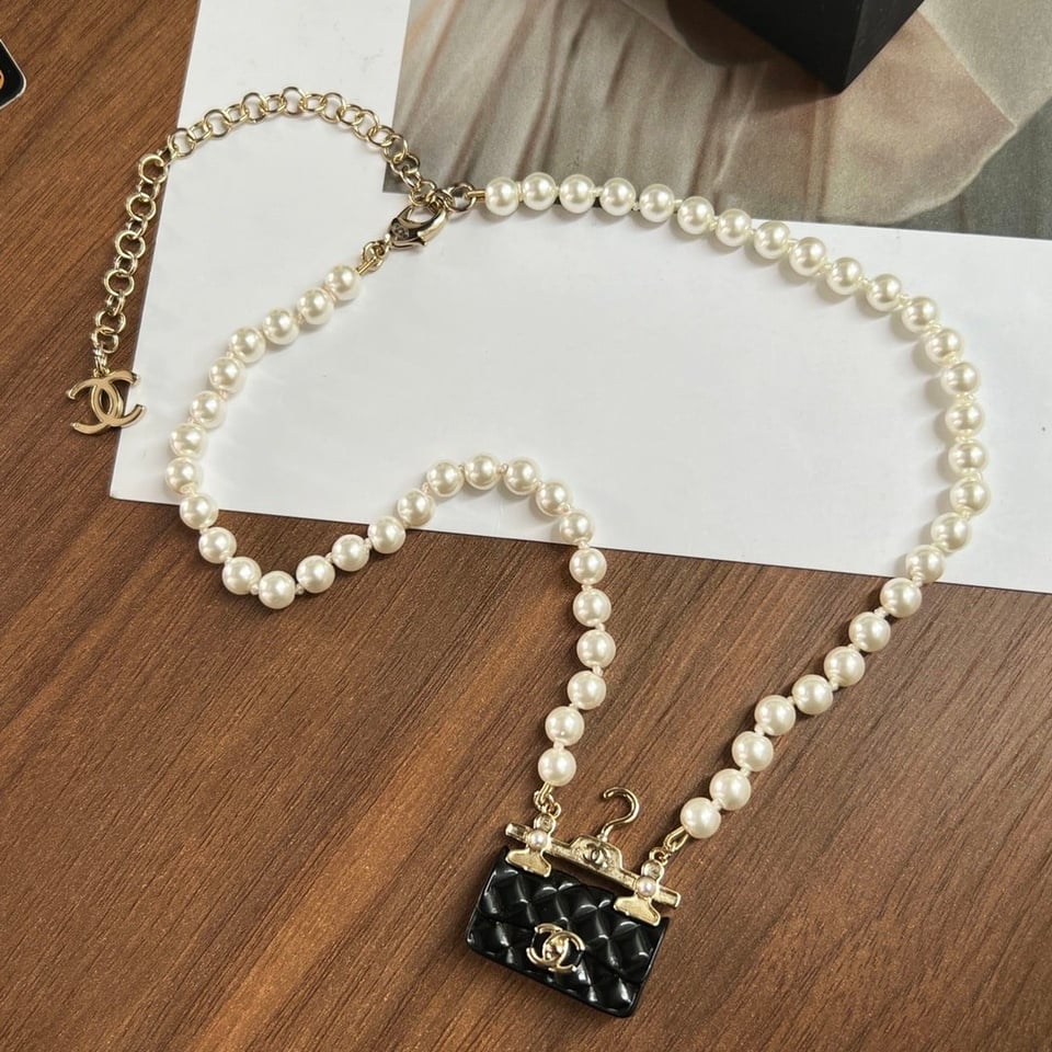 Chanel Pearl Metal Resin Quilted Flap Bag Necklace Gold view 5