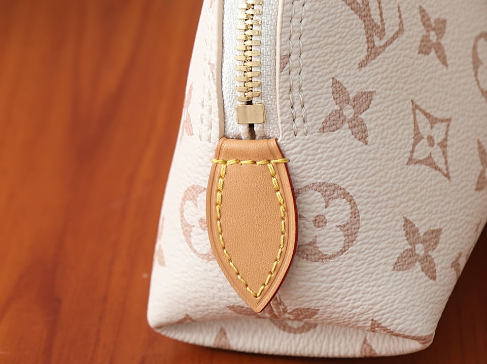 Louis Vuitton Squire East-West Monogram Dune 29cm M2A457 view 8