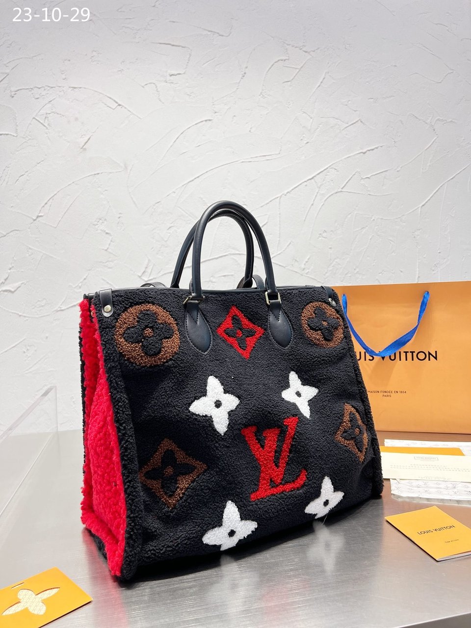 Louis Vuitton Onthego Monogram Teddy Fleece Black And Red 40Cm view 3
